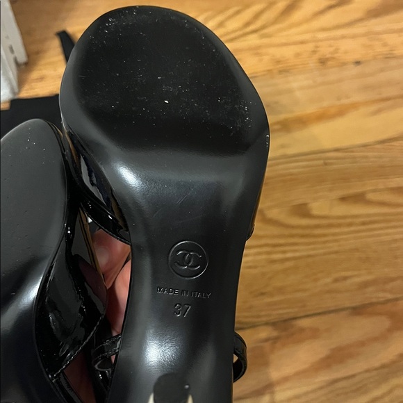 Authentic Chanel Patent leather pearl heels - Picture 6 of 8